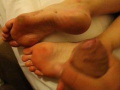 Cumming on dirty feet soles