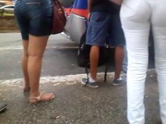 Calca branca enterrada na bunda (safada no ponto de onibus)