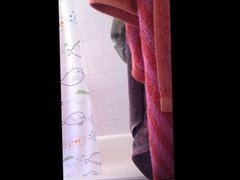 Candela usando la ducha de casa