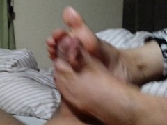 Footjob, firm grip with her toes