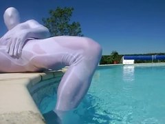 en zentai blanc dans la piscine, exhib et masturbation