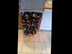 Ass shacking while doing the dishes