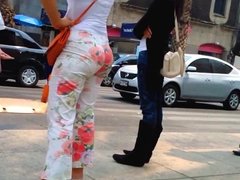 NALGONA CULOTE FLOREADO EN LA CALLE