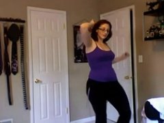 Curvy White Girl With a Big Booty Dances on Webcam For Me