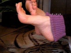 Mature feet rub