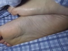 cumming on gf's feet while she in bed