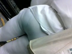 Mallones blancos de una Madura en el metro