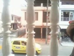 Colombiana masturbacion anal en su balcon