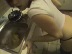 Amateur girlfriend gets fucked in the kitchen