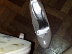 Cum on wifes heels