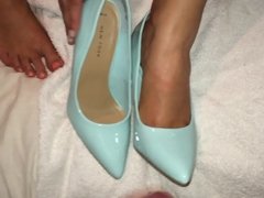 Shoejob and cum in her pointy blue heels