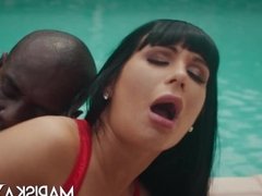 'MARISKAX Valentina Ricci ass fucked by the pool guy'