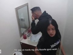 Papá descubre a su hija en el baño cachando