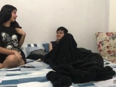 Encuentro a mi hermanastro en su habitación masturbándose y me pongo cachonda - Porno en Español