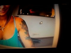 morena tatuada en webcam 