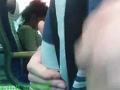 Mann wichst neben Frau in der Bahn