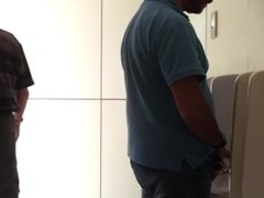 Maduro mijando em banheiro