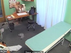 Patient gives her pussy for her doctor