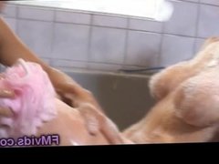 Rachel Roxxx bath with asian cute girl