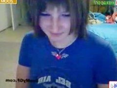 Cute teen flashes tits and ass on webcam