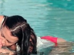 Sex beauty teen brunette blows big cock in the pool