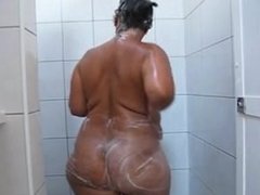 Mature woman walk to the showers Butt Naked