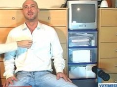 Straight guy serviced: David gets wanked his hard cock by a gay guy !