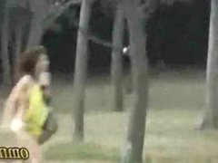 日本在公共場合拉女孩的內褲下來追逐在公園Japanese Sharking Chase In Park