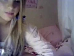 Cute blondie shows her perfect tits on webcam