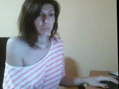 Femme montre sa poitrine et balance swebcam via 720CAMS.COM