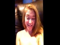 teen gringa se filma masturbandose viendo porno