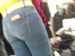 TEEN BUBBLE ASS IN JEANS 2