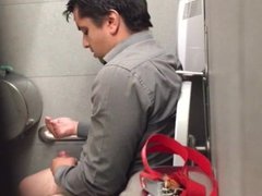 Str8 spy guy in public toilet