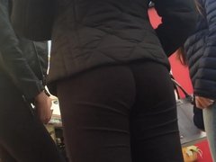 Hot teen asses in tight yogapants (with faceshot)