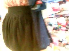 falda negra en tienda de ropa 1