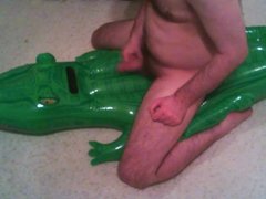 inflatable alligator hump