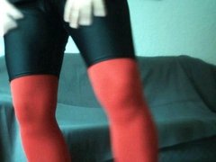 schwarze Radler und rote Strumpfhose