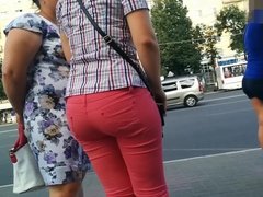 Big booty milf in red jeans