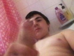 Me wankin pt3 in the bath pissing on myself with a bit of cum yay