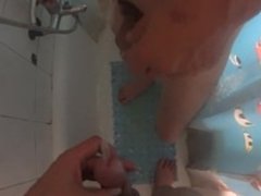 Two friend pissplay under the shower