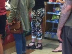 big booty blonde in leggings at subway