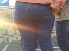 Big ass milfs in blue jeans