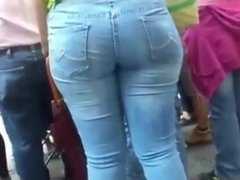PHAT ASS IN A CROWD
