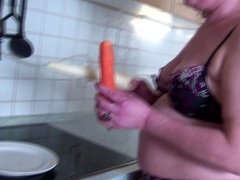 Mature hairy mother stuffs her cunt with veggies