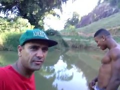 Carioca tomando banho de rio