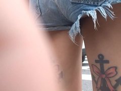 Tesuda tatuada e shortinho mostrando o rabo