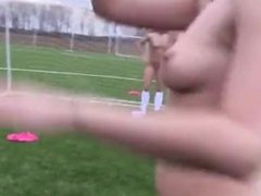 unas adolescentes juegan fútbol desnudas