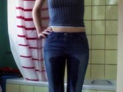 Fille qui fait pipi abondant dans son jeans