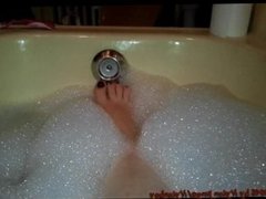 Sexy Füße einer Frau in der Badewanne