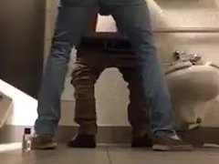 Dando uma trepadinha no banheiro